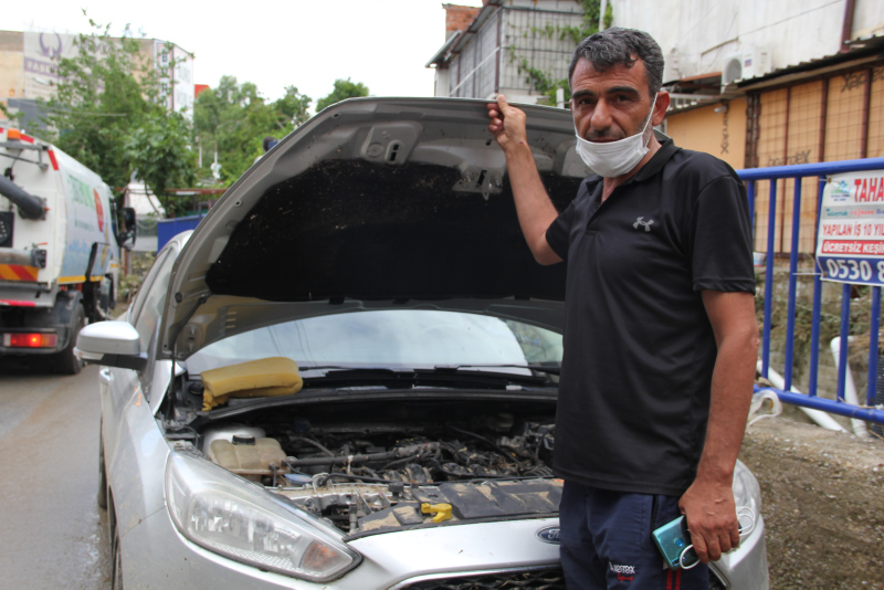 İzmir yine göle döndü! Dükkan ve araçlar sular altında kaldı