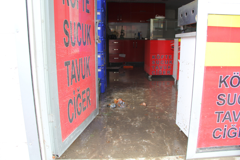 İzmir yine göle döndü! Dükkan ve araçlar sular altında kaldı