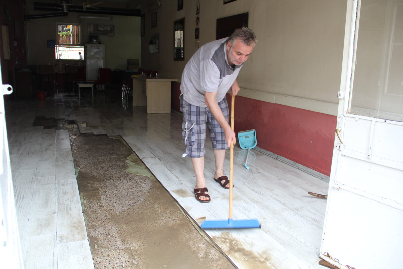 İzmir yine göle döndü! Dükkan ve araçlar sular altında kaldı