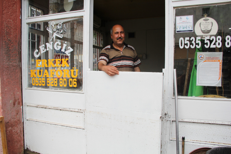 İzmir yine göle döndü! Dükkan ve araçlar sular altında kaldı