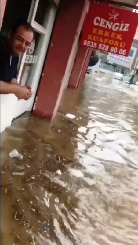 İzmir yine göle döndü! Dükkan ve araçlar sular altında kaldı