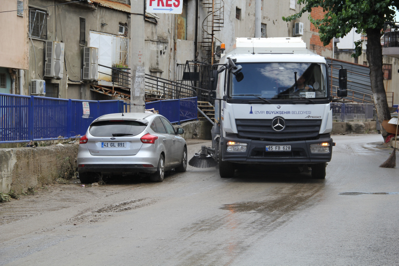 İzmir yine göle döndü! Dükkan ve araçlar sular altında kaldı