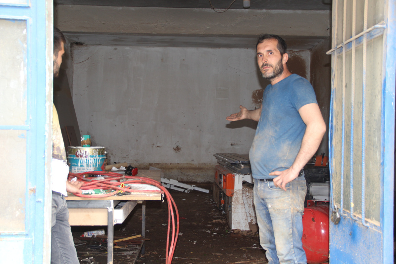 İzmir yine göle döndü! Dükkan ve araçlar sular altında kaldı