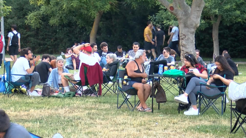 Tüm uyarılara rağmen manzara değişmedi! Kadıköy’de koronavirüs önlemsiz haftasonu