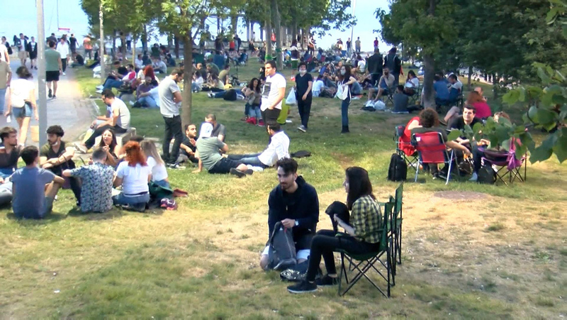 Tüm uyarılara rağmen manzara değişmedi! Kadıköy’de koronavirüs önlemsiz haftasonu