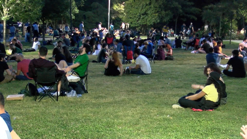 Tüm uyarılara rağmen manzara değişmedi! Kadıköy’de koronavirüs önlemsiz haftasonu