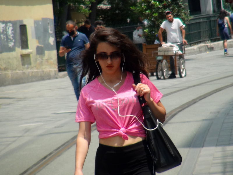 Tüm uyarılara rağmen vatandaş koronavirüs tedbirlerine uymuyor!İşte Taksim’den korkutan görüntüler