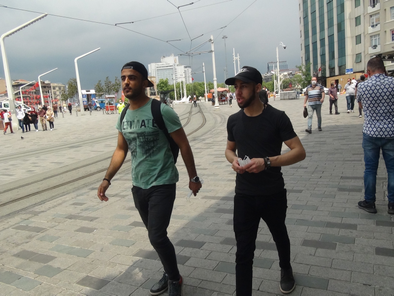 Tüm uyarılara rağmen vatandaş koronavirüs tedbirlerine uymuyor!İşte Taksim’den korkutan görüntüler