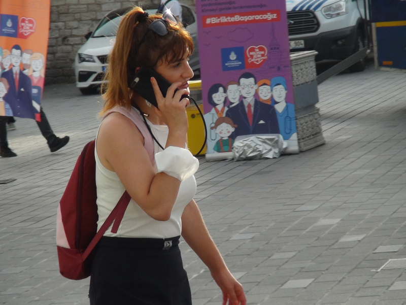 Tüm uyarılara rağmen vatandaş koronavirüs tedbirlerine uymuyor!İşte Taksim’den korkutan görüntüler