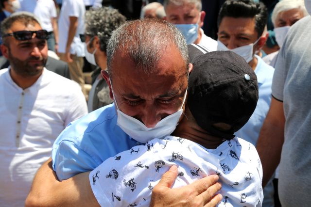 Son dakika: Böyle veda etti! Binanın önüne akın ettiler, gözyaşları sel oldu...