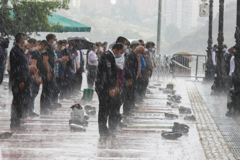 Son dakika: Cuma hutbesinde dikkat çeken Ayasofya mesajı! Diyanet İşleri Başkanı Sultanahmet Camisi’nde okudu...