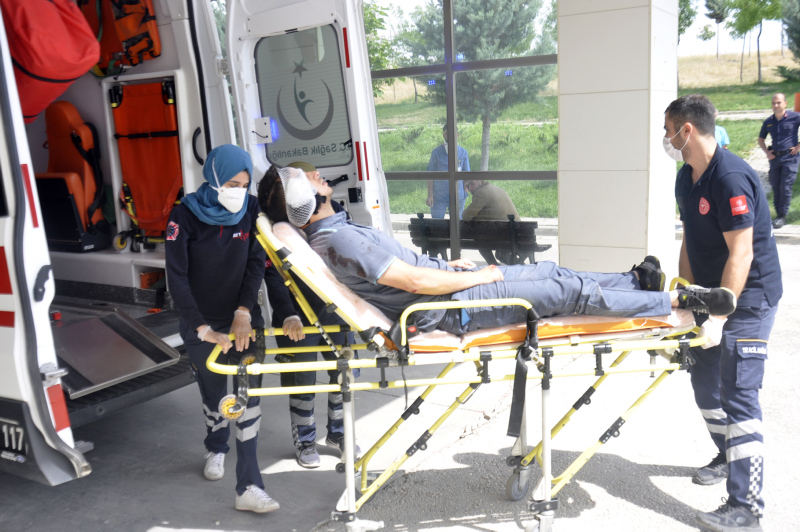 Tartıştığı postacının kulağını ısırarak kopardı