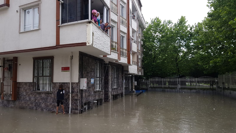 Esenyurt’ta sel nedeniyle araç ve evlerde mahsur kalanlar kabusu yaşadı!