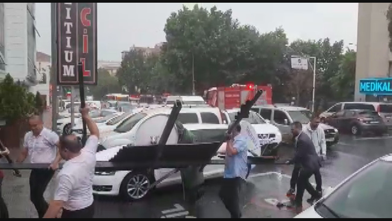 Esenyurt’ta sel nedeniyle araç ve evlerde mahsur kalanlar kabusu yaşadı!