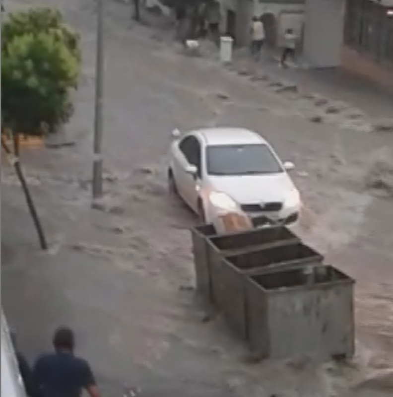 Esenyurt’ta sel nedeniyle araç ve evlerde mahsur kalanlar kabusu yaşadı!