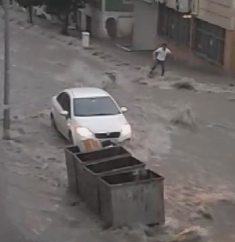 Esenyurt’ta sel nedeniyle araç ve evlerde mahsur kalanlar kabusu yaşadı!