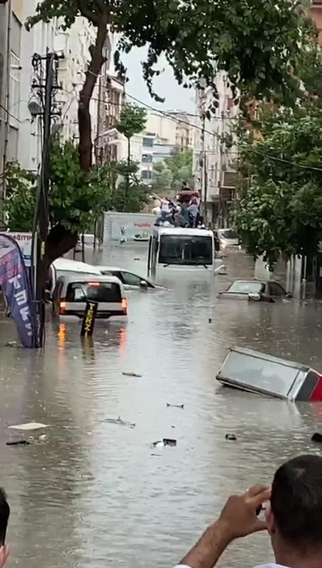 Esenyurt’ta sel nedeniyle araç ve evlerde mahsur kalanlar kabusu yaşadı!