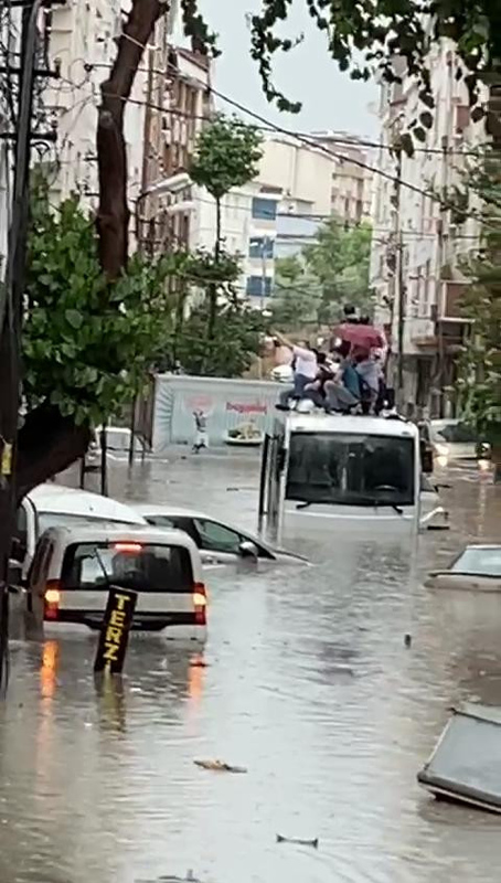 Esenyurt’ta sel nedeniyle araç ve evlerde mahsur kalanlar kabusu yaşadı!