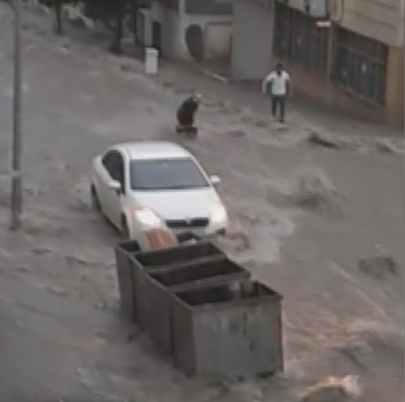 Esenyurt’ta sel nedeniyle araç ve evlerde mahsur kalanlar kabusu yaşadı!