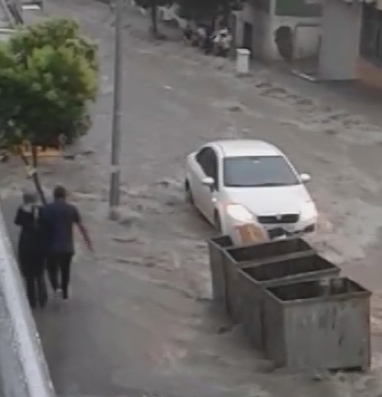 Esenyurt’ta sel nedeniyle araç ve evlerde mahsur kalanlar kabusu yaşadı!