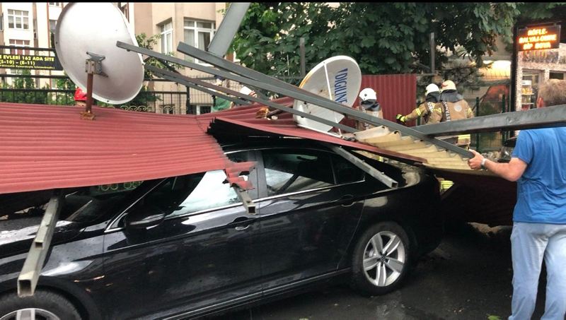 Esenyurt’ta sel nedeniyle araç ve evlerde mahsur kalanlar kabusu yaşadı!