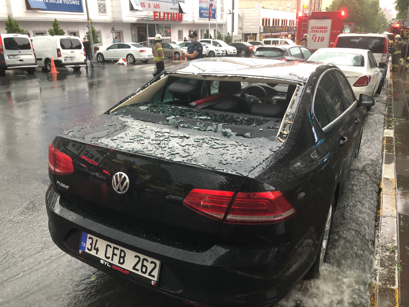 Esenyurt’ta sel nedeniyle araç ve evlerde mahsur kalanlar kabusu yaşadı!