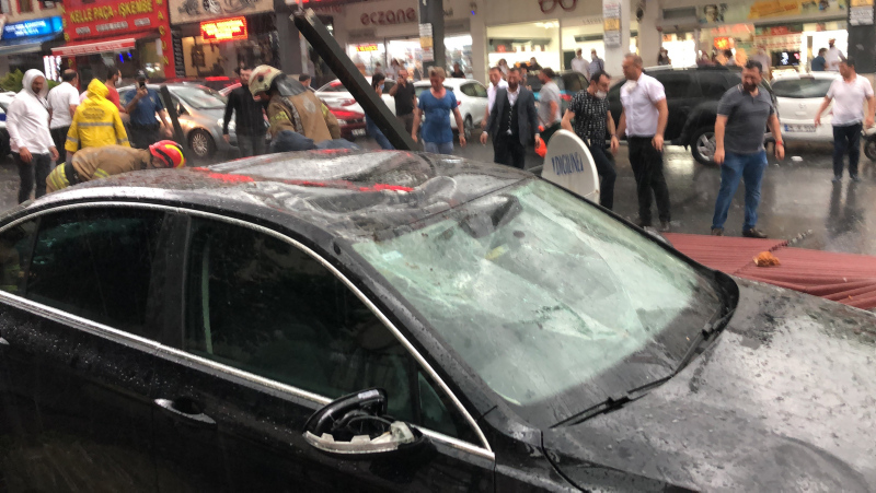 Esenyurt’ta sel nedeniyle araç ve evlerde mahsur kalanlar kabusu yaşadı!