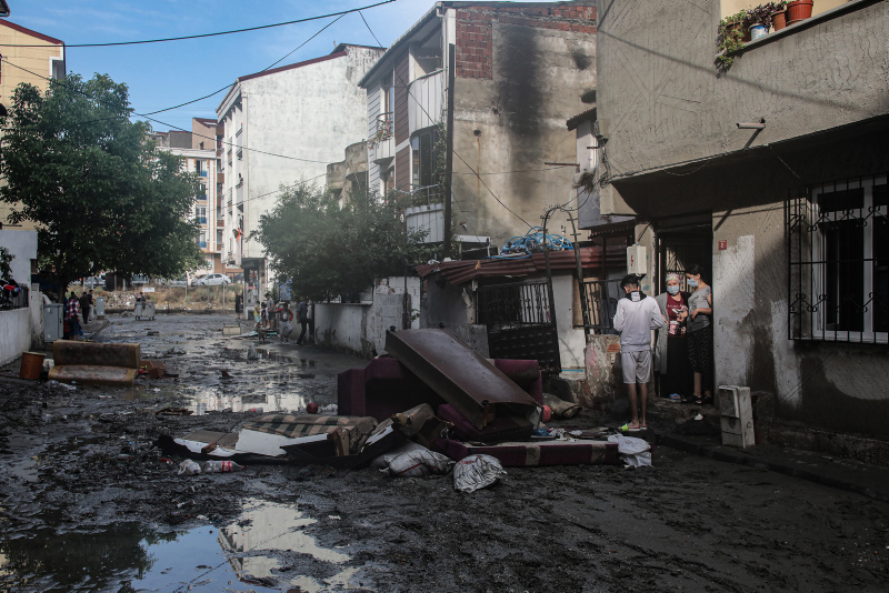 Esenyurt'ta evleri su içerisinde kalan vatandaşlar CHP'li İmamoğlu'na isyan etti
