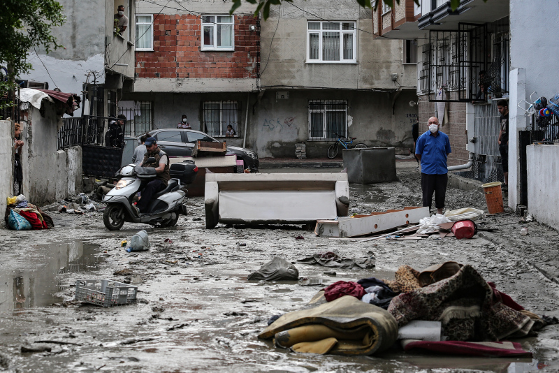 Esenyurt'ta evleri su içerisinde kalan vatandaşlar CHP'li İmamoğlu'na isyan etti