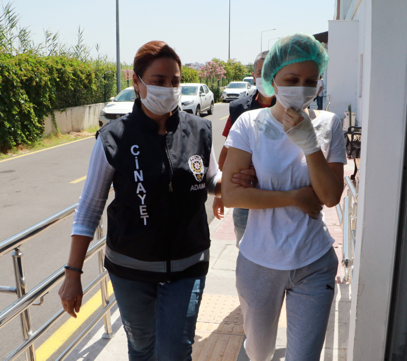 Eşini öldüren kadın böyle ifade verdi: Kendi bileğini kesmiş...