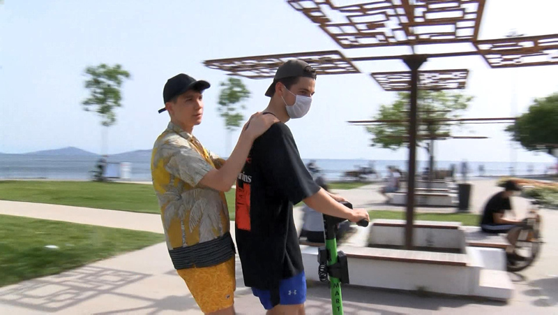 Martı tehlikesi büyüyor! Parayı veren kural tanımıyor! Yayaya da, araçlara da kabus oldular...