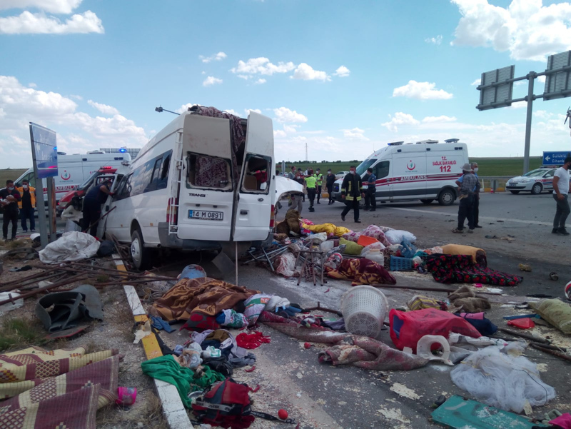 Konya'da peş peşe katliam gibi kaza: 9 ölü ve yaralılar var