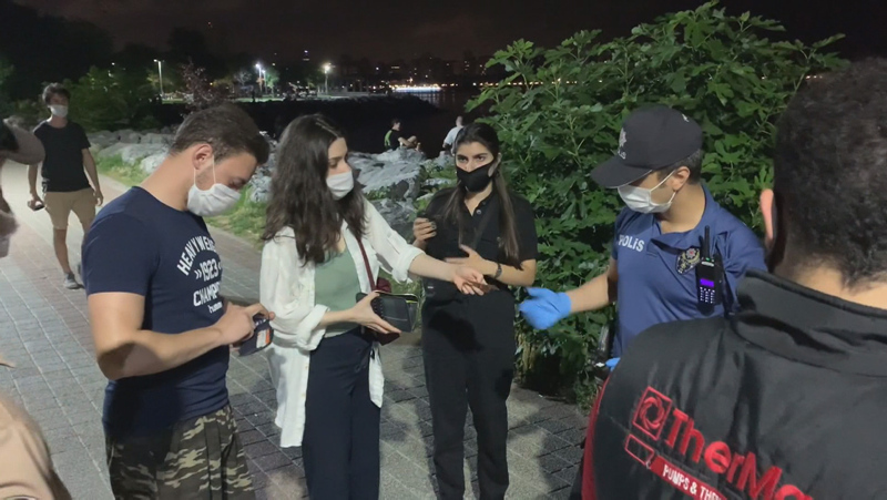 Moda sahilinde yine aynı görüntü! Coronayı hiçe sayanlara ceza yağdı