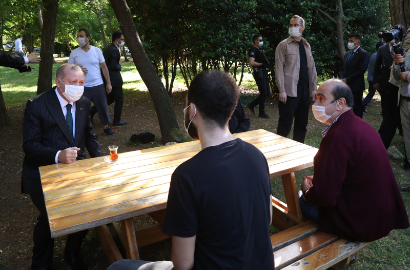 Başkan Erdoğan vatandaşlarla çay içti