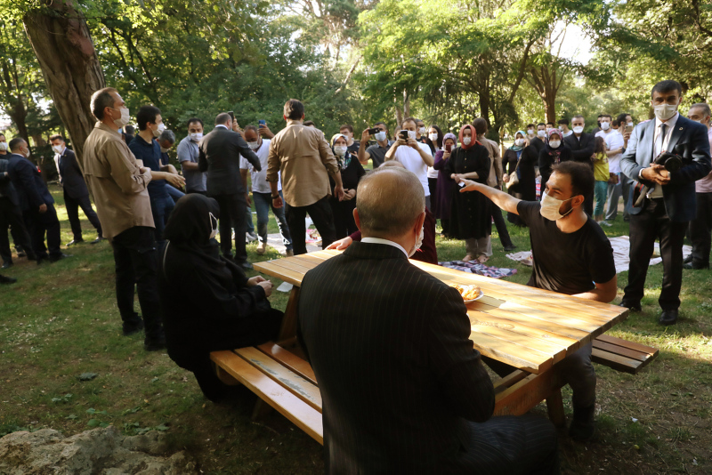 Başkan Erdoğan vatandaşlarla çay içti