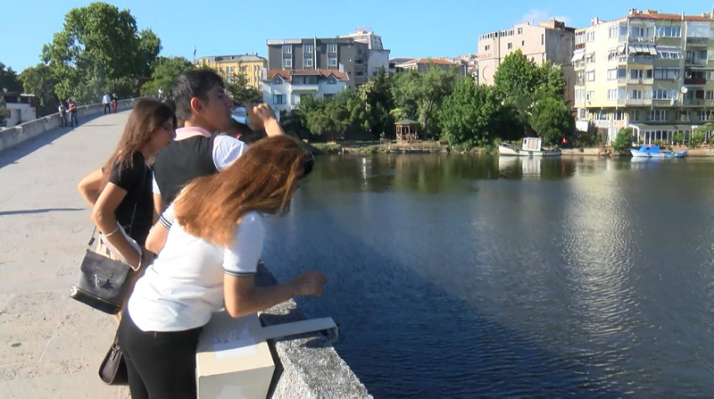 İstanbul’da skandal görüntüler; Denize atık su bırakıldı! Küçükçekmece’de milyonlarca balık öldü!