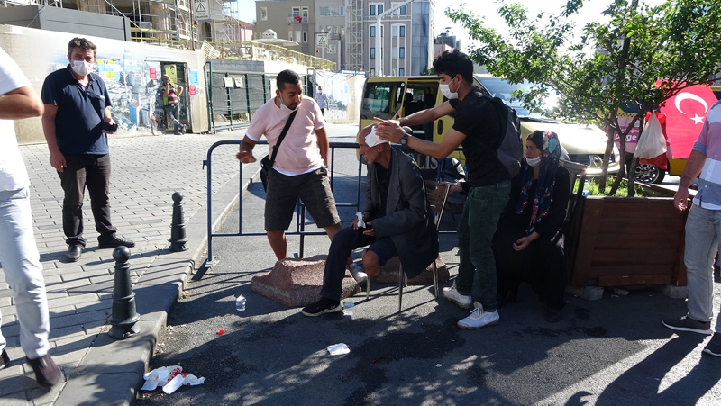 Taksim Meydanı'nda hareketli dakikalar! Vatandaşın elinden polis aldı...