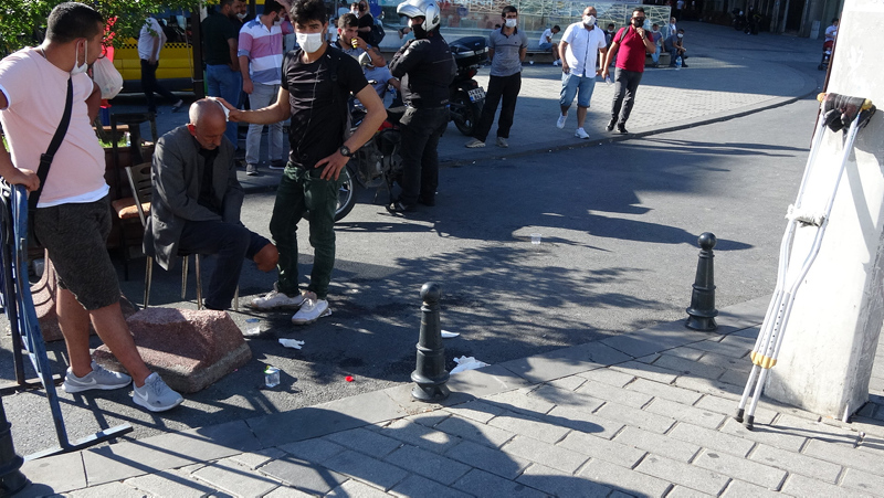 Taksim Meydanı'nda hareketli dakikalar! Vatandaşın elinden polis aldı...