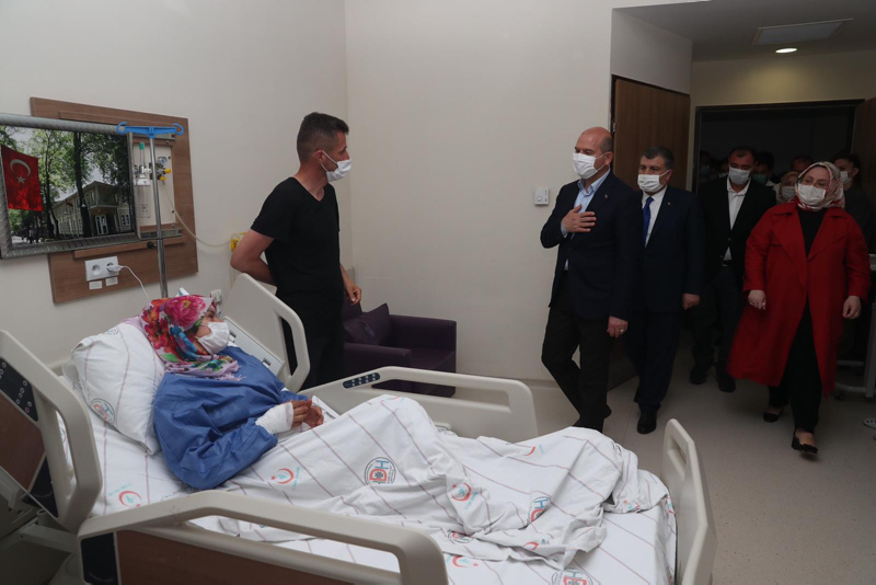 Bakanlar, fabrikadaki patlamada yaralanan çalışanları dinledi