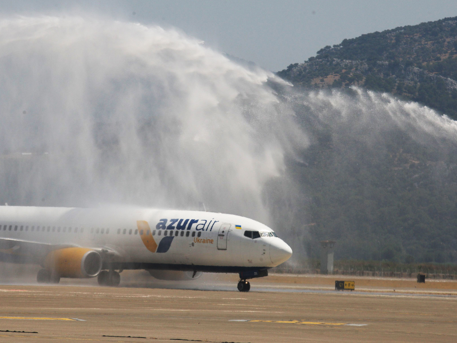 Sezonun ilk turistlerini su takı ile karşıladılar