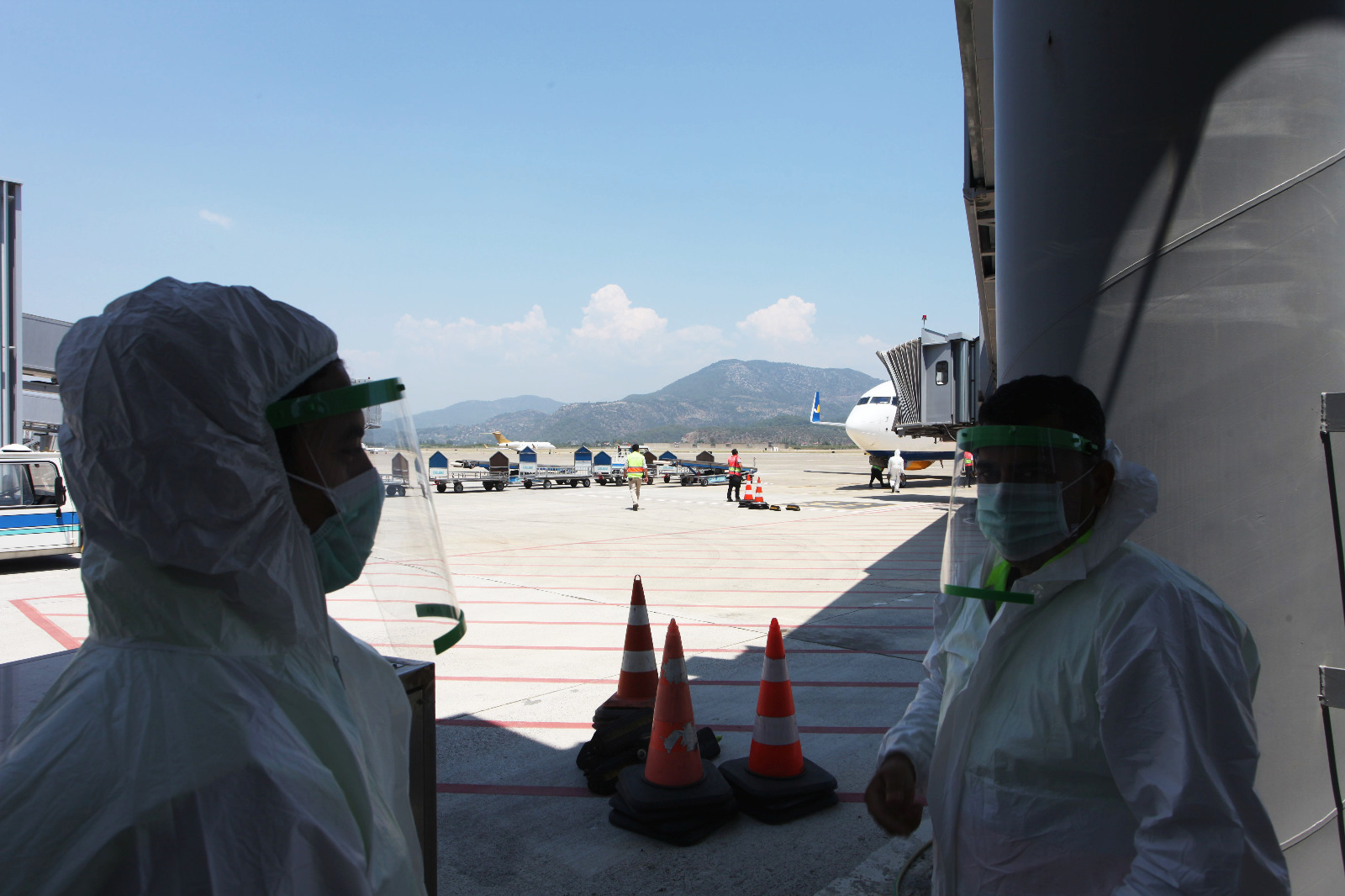 Sezonun ilk turistlerini su takı ile karşıladılar