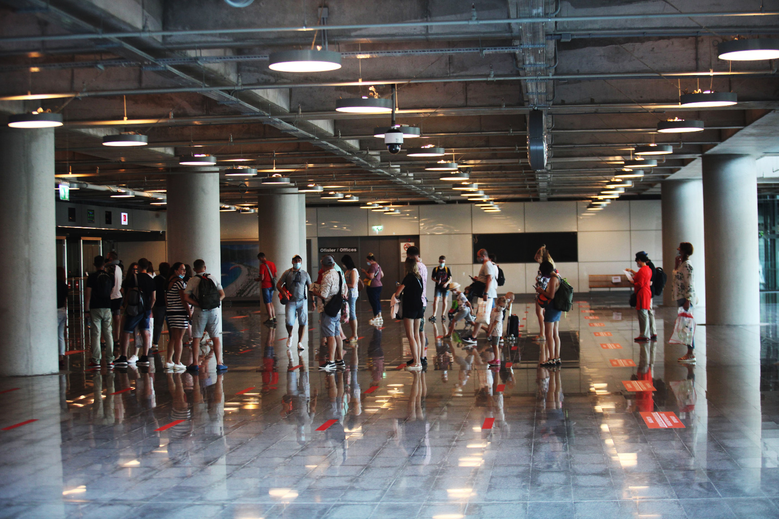 Sezonun ilk turistlerini su takı ile karşıladılar