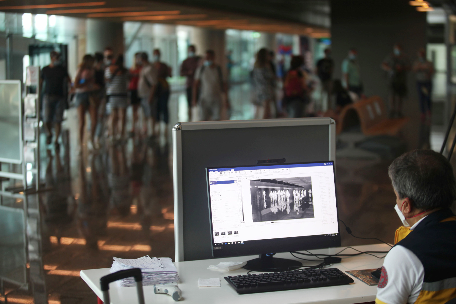 Sezonun ilk turistlerini su takı ile karşıladılar