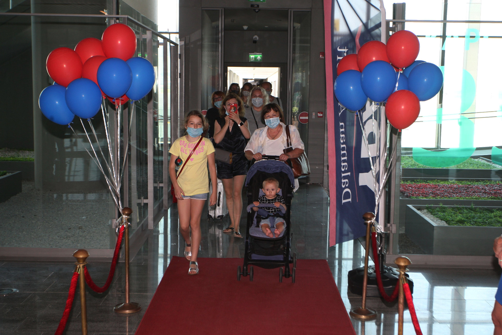 Sezonun ilk turistlerini su takı ile karşıladılar