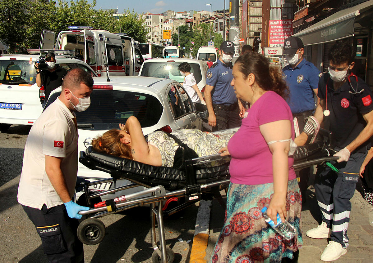 Emniyet Müdürlüğü önünde kadını silahla yaraladı - En Son Haber