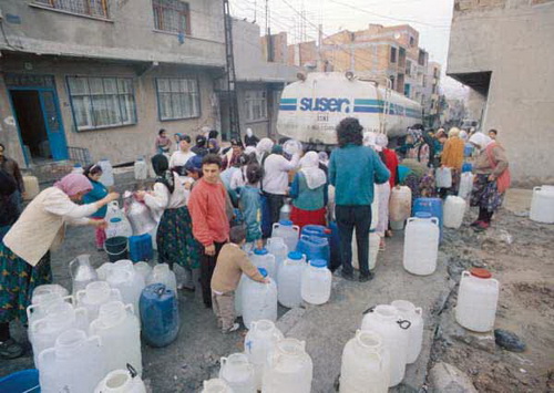 Son dakika: İstanbul 90'lara döndü! Bidonu alan su kuyruğuna girdi!