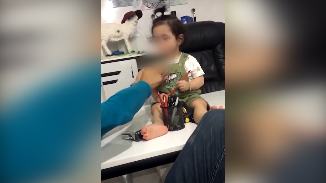 SON DAKİKA: Dünün ardından bir rezalet görüntü de bugün ortaya çıktı! Küçük çocuğa zorla sigara içirmeye çalıştı