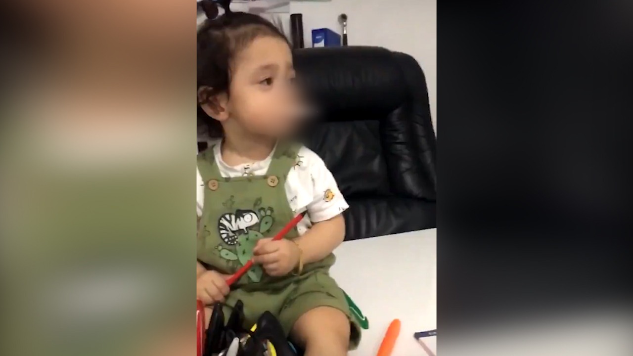 SON DAKİKA: Dünün ardından bir rezalet görüntü de bugün ortaya çıktı! Küçük çocuğa zorla sigara içirmeye çalıştı