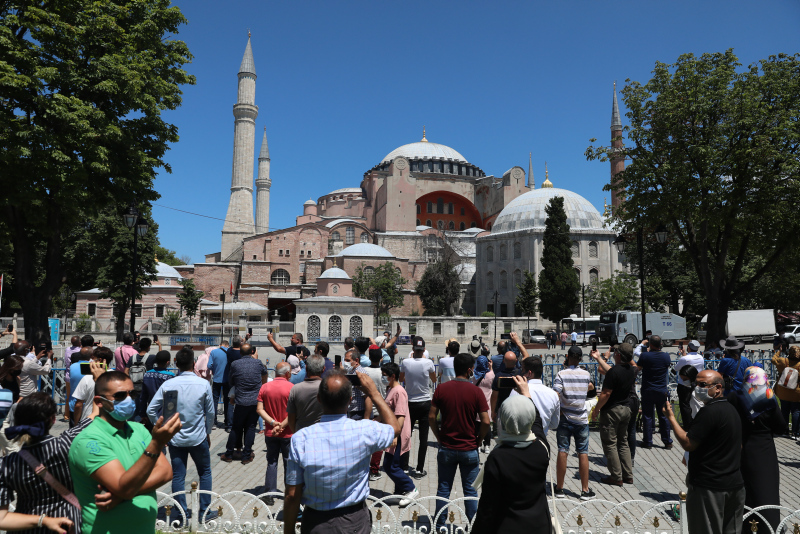 Ayasofya Camii’ne yerli ve yabancı turistlerden yoğun ilgi! Akın ettiler...