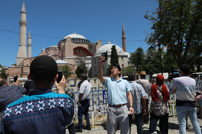 Ayasofya Camii’ne yerli ve yabancı turistlerden yoğun ilgi! Akın ettiler...